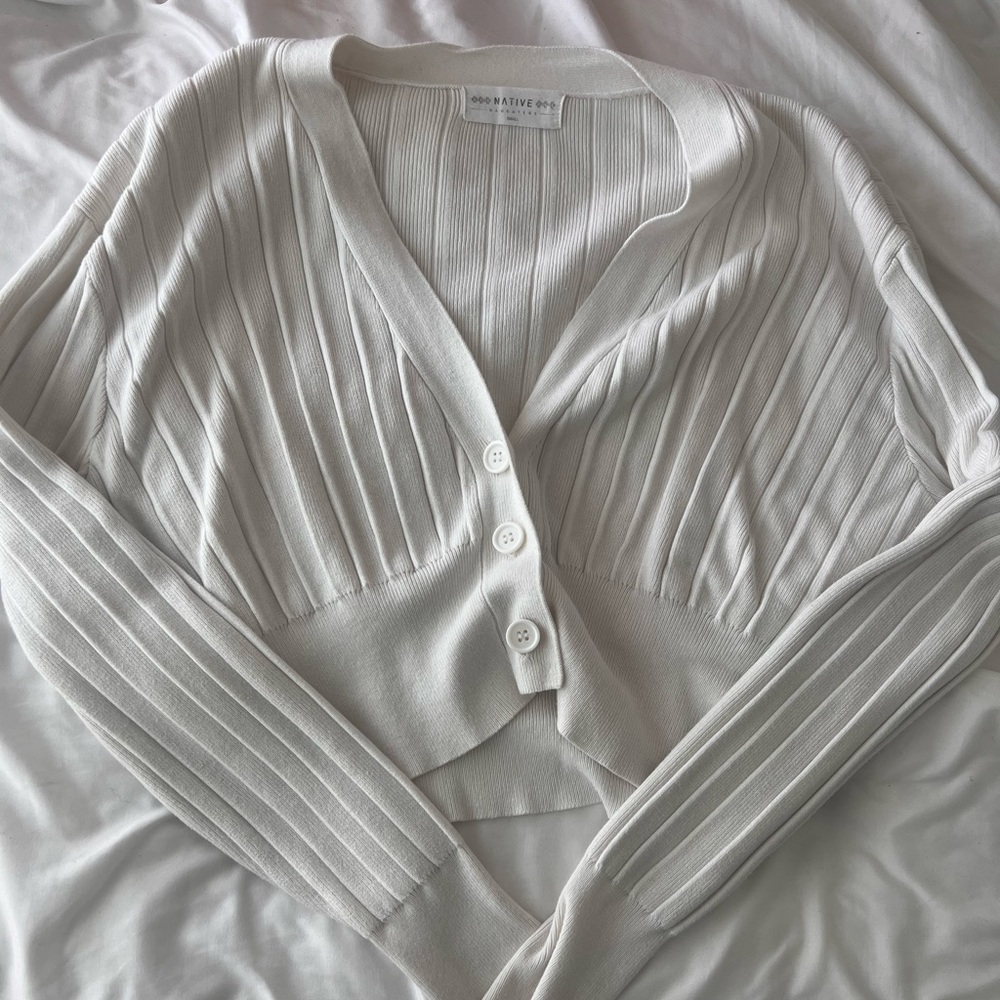 AMERICAN THREADS WHITE BUTTON UP SHORT CARDIGAN